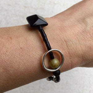 asymmetrical black and olive bracelet mounted on elastic, Keops image 5