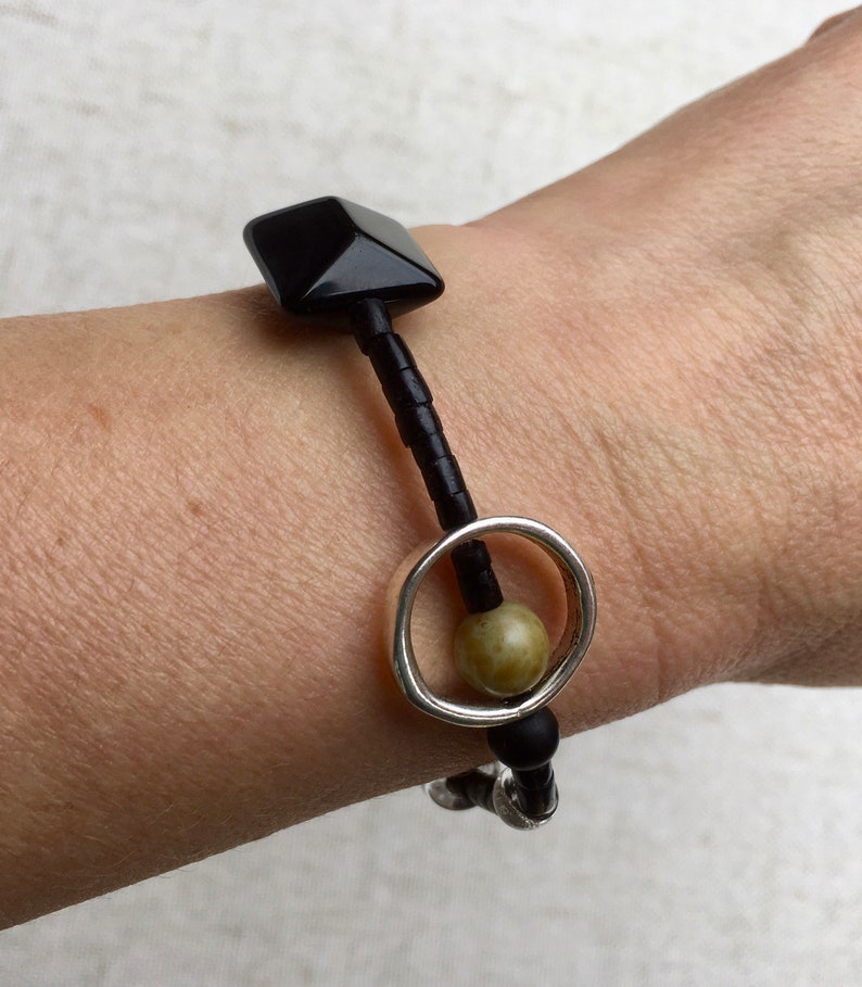 asymmetrical black and olive bracelet mounted on elastic, Keops image 5