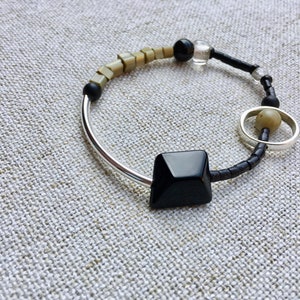 asymmetrical black and olive bracelet mounted on elastic, Keops image 2