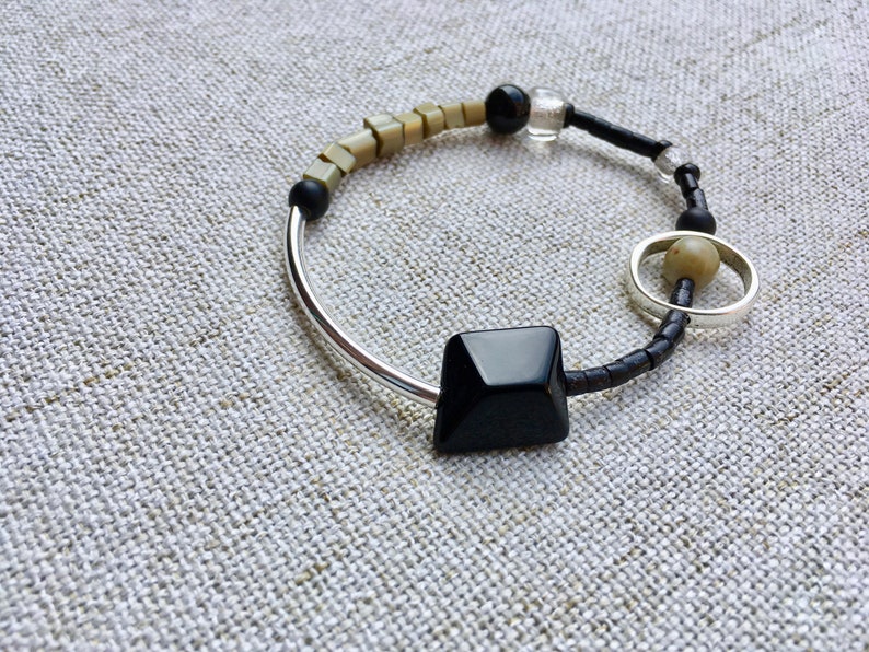 asymmetrical black and olive bracelet mounted on elastic, Keops image 2