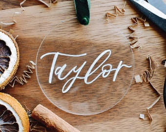 Adorno acrílico con letras a mano personalizado -Ornamento acrílico redondo del árbol de Navidad - Nombre adorno navideño - Regalo de Navidad de recuerdo - Decoración del árbol