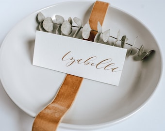 Tarjetas de lugar personalizadas - Caligrafía en marcadores de mesa - Nombres escritos a mano - Tarjetas de acompañante de mesa con letras a mano - Tarjetas de acompañante personalizadas plegadas