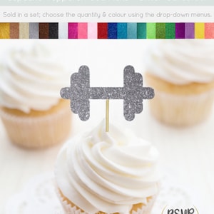 Puede incluir: Topper para cupcake en forma de mancuerna de purpurina plateada. El topper está en un cupcake blanco con glaseado blanco. El cupcake está en un encaje blanco. El texto "RSVP Party Decor" está en un círculo verde.