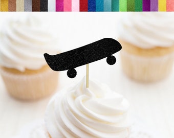Puede incluir: Topper para cupcake de skateboard de purpurina negra. El topper está en un cupcake con glaseado blanco. El cupcake está en un encaje blanco. El texto "RSVP Party Decor" está en una pegatina circular dorada.