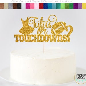 Puede incluir: Topper para pastel de purpurina dorada con una silueta de bailarina y una pelota de fútbol, con el texto "Tutus or Touchdowns?"
