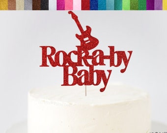 Może przedstawiać: Czerwony topper na tort z błyszczącego papieru z gitarą i napisem "Rockaby Baby".