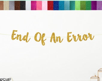 以下が含まれることがあります： 白い背景に「End Of An Error」という文字が書かれた、金色のグリッターバナー。バナーは完全に組み立てられており、フォント#5ブラシで表示されています。