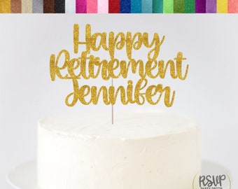 Peut inclure: Décor de gâteau en carton pailleté doré avec le texte "Happy Retirement Jennifer".
