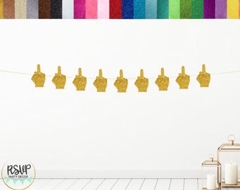 Könnte beinhalten: Goldene Glitzer-Mittelfinger-Girlande mit dem Text "FULLY ASSEMBLED".