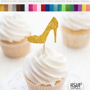 K&ouml;nnte beinhalten: Goldener Glitzer-High-Heel-Schuh-Cupcake-Topper. Der Topper befindet sich auf einem Cupcake mit wei&szlig;em Frosting. Der Cupcake steht auf einer wei&szlig;en Serviette. Der Hintergrund ist wei&szlig;. RSVP Party Decor ist auf einem runden Aufkleber gedruckt.