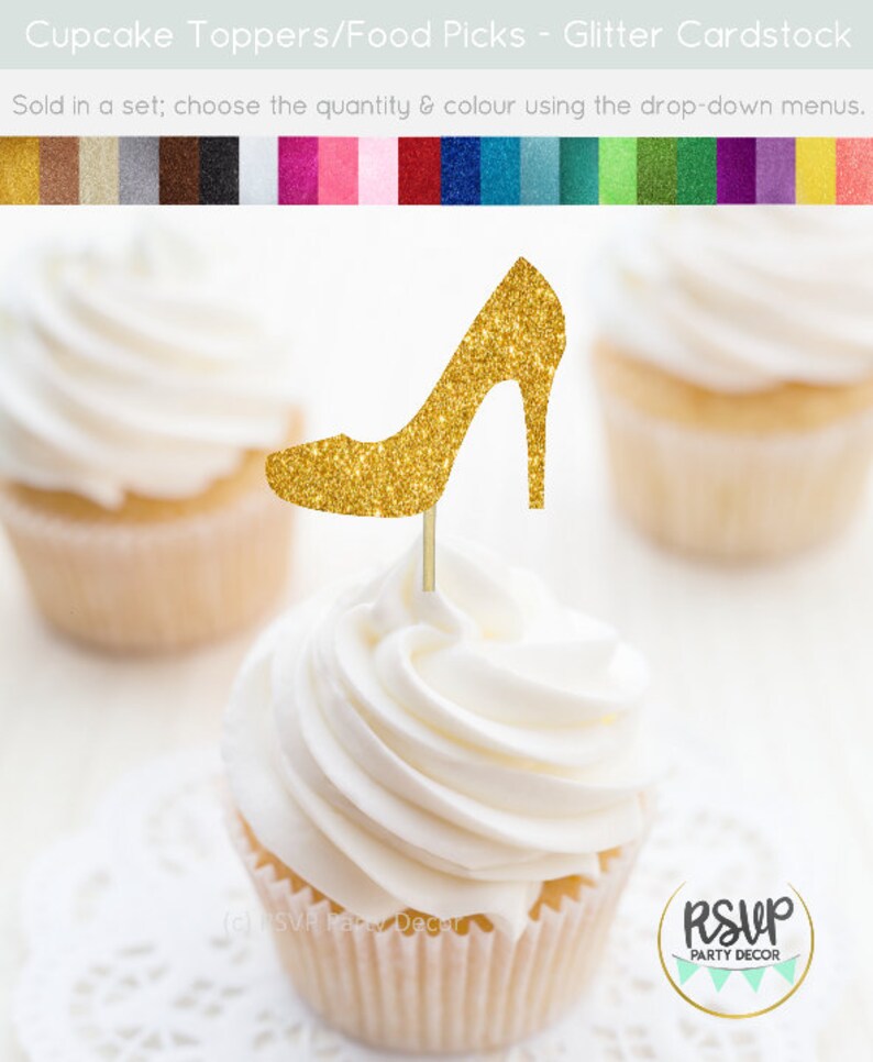 K&ouml;nnte beinhalten: Goldener Glitzer-High-Heel-Schuh-Cupcake-Topper. Der Topper befindet sich auf einem Cupcake mit wei&szlig;em Frosting. Der Cupcake steht auf einer wei&szlig;en Serviette. Der Hintergrund ist wei&szlig;. RSVP Party Decor ist auf einem runden Aufkleber gedruckt.