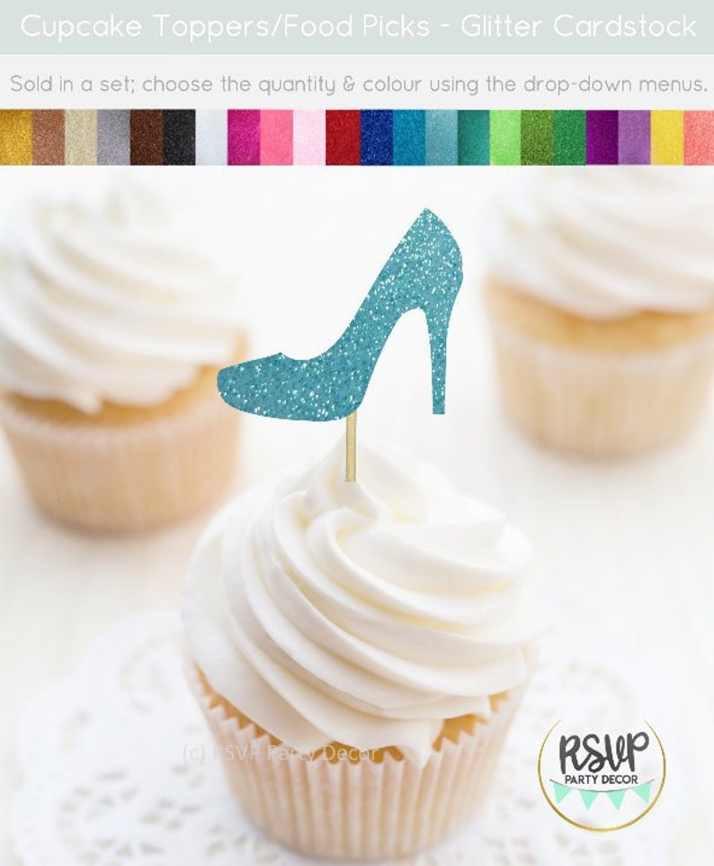 K&ouml;nnte beinhalten: Blauer Glitzer-High-Heel-Kuchentopper. Der Topper befindet sich auf einem wei&szlig;en Cupcake mit wei&szlig;em Frosting. Der Cupcake steht auf einer wei&szlig;en Spitze. Der Hintergrund ist wei&szlig;.