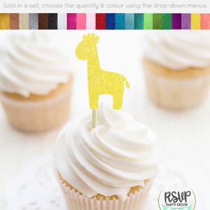 Pu&ograve; includere: Topper per cupcake a forma di giraffa con glitter dorati. Il topper &egrave; su un cupcake con glassa bianca. Il cupcake &egrave; su un tovagliolo di pizzo bianco. Il testo "RSVP Party Decor" &egrave; su un adesivo circolare.