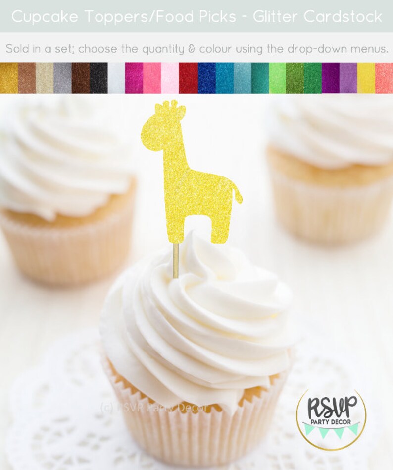 Pu&ograve; includere: Topper per cupcake a forma di giraffa con glitter dorati. Il topper &egrave; su un cupcake con glassa bianca. Il cupcake &egrave; su un tovagliolo di pizzo bianco. Il testo "RSVP Party Decor" &egrave; su un adesivo circolare.