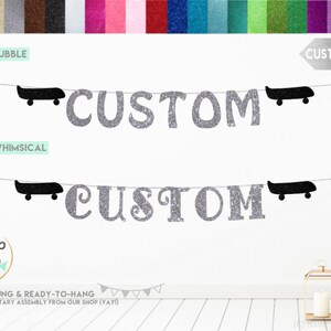 K&ouml;nnte beinhalten: Silberne Glitzergirlande mit dem Wort "CUSTOM" in zwei verschiedenen Schriftarten. Die Girlande ist mit schwarzen Skateboard-Ausschnitten bespannt. Die Girlande ist vorgespannt und bereit zum Aufh&auml;ngen.