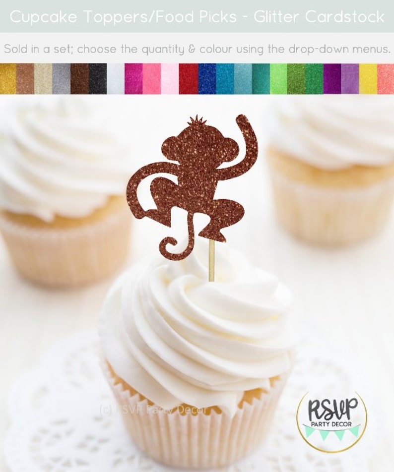 K&ouml;nnte beinhalten: Ein brauner Glitzer-Affen-Cupcake-Topper mit einem goldenen Zahnstocher. Der Topper befindet sich auf einem wei&szlig;en Cupcake mit wei&szlig;em Frosting. Der Cupcake steht auf einer wei&szlig;en Spitze. Der Text "RSVP Party Decor" ist in der linken unteren Ecke des Bildes sichtbar. Der Text "RSVP Party Decor" ist in der rechten unteren Ecke des Bildes sichtbar.