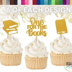 Puede incluir: Tres cupcakes con glaseado blanco, cada uno coronado con un adorno dorado con purpurina con temática de libros. Un adorno dice "One for the Books". La imagen incluye el texto "6 de cada diseño" y un logotipo de RSVP Party Decor.