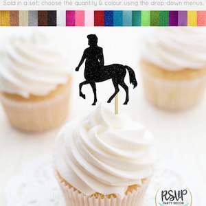 Könnte beinhalten: Schwarzer Glitzer-Cupcake-Topper aus Karton mit einer Silhouette eines Zentauren. Der Topper ist auf einem Stiel und bereit, auf einen Cupcake gesteckt zu werden.
