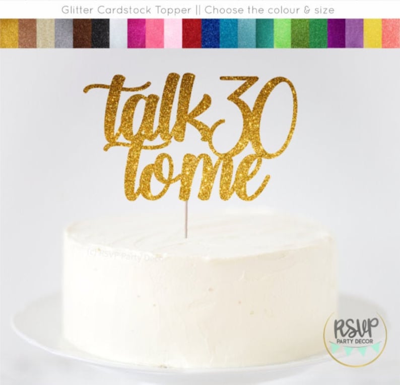 Pu&ograve; includere: Topper per torta in cartoncino dorato con glitter con il testo "Talk 30 to me".