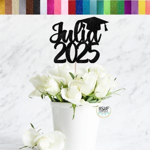Centro de mesa personalizado con nombre de graduación 2025, adorno floral de graduación, decoración para graduados, centros de mesa de felicitaciones para graduados, fiesta de graduación