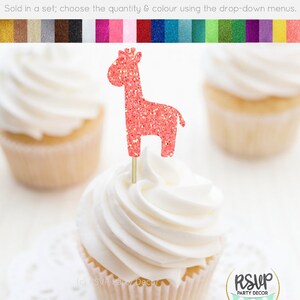Pu&ograve; includere: Topper per cupcake a forma di giraffa rosa glitterata. Il topper &egrave; realizzato in cartoncino glitterato ed &egrave; perfetto per aggiungere un tocco di fantasia ai tuoi cupcake. Venduto in set, scegli la quantit&agrave; e il colore usando i menu a tendina.
