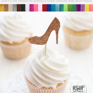 K&ouml;nnte beinhalten: Goldener Glitzer-Cupcake-Topper in Form eines High-Heel-Schuhs. Der Topper befindet sich auf einem wei&szlig;en Cupcake mit wei&szlig;em Frosting. Der Cupcake steht auf einer wei&szlig;en Spitze. Der Text "RSVP Party Decor" befindet sich am unteren Rand des Bildes.