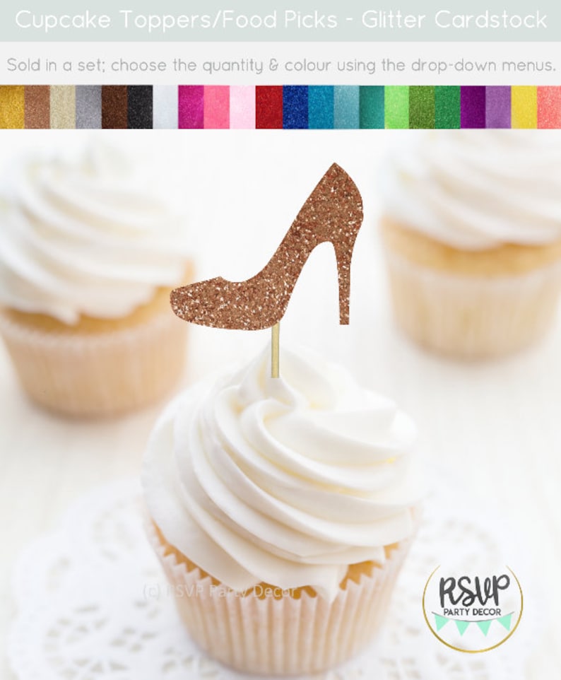 K&ouml;nnte beinhalten: Goldener Glitzer-Cupcake-Topper in Form eines High-Heel-Schuhs. Der Topper befindet sich auf einem wei&szlig;en Cupcake mit wei&szlig;em Frosting. Der Cupcake steht auf einer wei&szlig;en Spitze. Der Text "RSVP Party Decor" befindet sich am unteren Rand des Bildes.