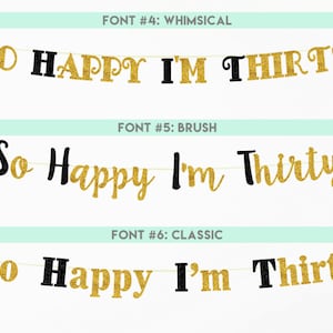 Peut inclure: Trois styles de police diff&eacute;rents pour la phrase "So Happy I'm Thirty" en paillettes dor&eacute;es et en lettres noires. La phrase est affich&eacute;e sur un fond blanc avec une banni&egrave;re bleu clair au-dessus et en dessous du texte.