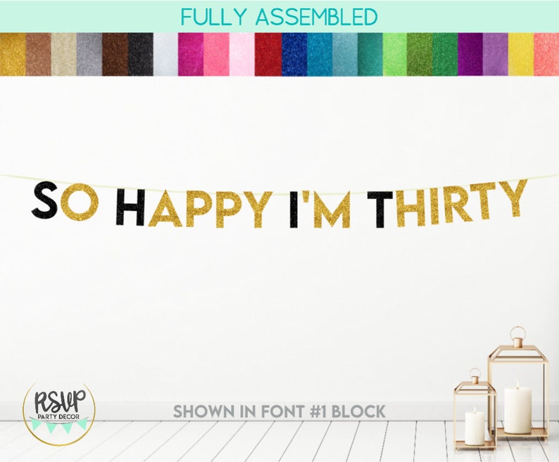 Peut inclure: Banni&egrave;re en paillettes dor&eacute;es avec des lettres noires qui disent "SO HAPPY I'M THIRTY".