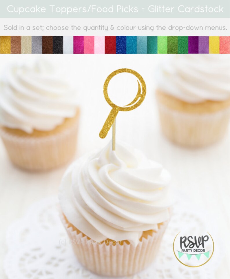 K&ouml;nnte beinhalten: Goldener Glitzer-Lupe-Cupcake-Topper. Der Topper befindet sich auf einem wei&szlig;en Cupcake mit wei&szlig;em Frosting. Der Cupcake steht auf einer wei&szlig;en Spitze. Der Text "RSVP Party Decor" ist in der unteren rechten Ecke des Bildes sichtbar.