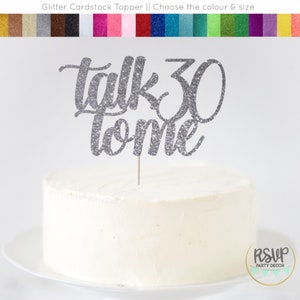 Pu&ograve; includere: Topper per torta in cartoncino glitterato argento con il testo "Talk 30 to me".