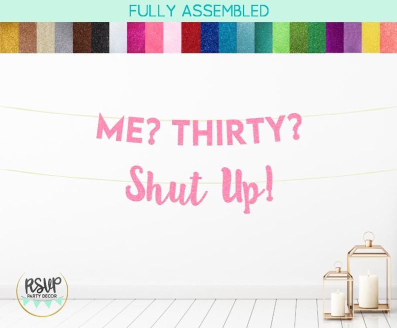 Puede incluir: Pancarta de brillo rosa con el texto "ME? THIRTY? Shut Up!" colgada en una pared blanca.