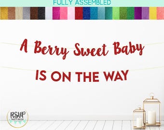 Bannière Baby is on the way aux baies, décorations de baby shower sur le thème des petits fruits, décoration de baby shower aux fraises, bannière de baby shower aux myrtilles