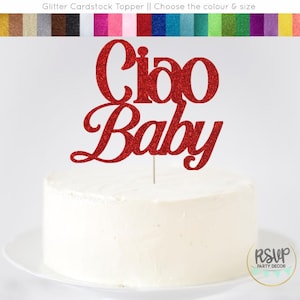 K&ouml;nnte beinhalten: Ein roter Glitzer-Karton-Kuchenaufsatz mit der Aufschrift "Ciao Baby" auf einem wei&szlig; glasierten Kuchen. Der Kuchen steht auf einem wei&szlig;en Teller. Der obere Teil des Bildes zeigt eine Farbkarte aus Glitzerkarton.