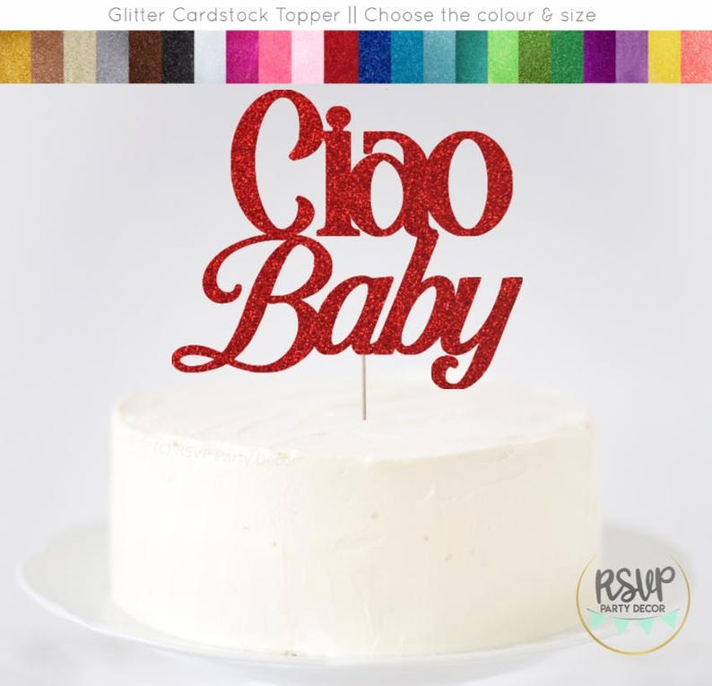 K&ouml;nnte beinhalten: Ein roter Glitzer-Karton-Kuchenaufsatz mit der Aufschrift "Ciao Baby" auf einem wei&szlig; glasierten Kuchen. Der Kuchen steht auf einem wei&szlig;en Teller. Der obere Teil des Bildes zeigt eine Farbkarte aus Glitzerkarton.