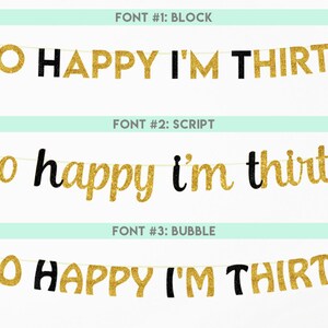 Peut inclure: Une banni&egrave;re dor&eacute;e &agrave; paillettes avec des lettres noires qui dit "SO HAPPY I'M THIRTY". La banni&egrave;re est pr&eacute;sent&eacute;e dans trois polices diff&eacute;rentes&nbsp;: bloc, script et bulle.
