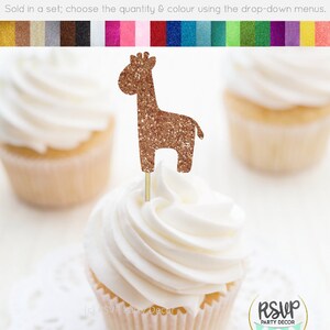 Pu&ograve; includere: Topper per cupcake a forma di giraffa con glitter dorati. Il topper &egrave; su un cupcake con glassa bianca. Il cupcake &egrave; su un pizzo bianco. Lo sfondo &egrave; bianco. RSVP Party Decor.