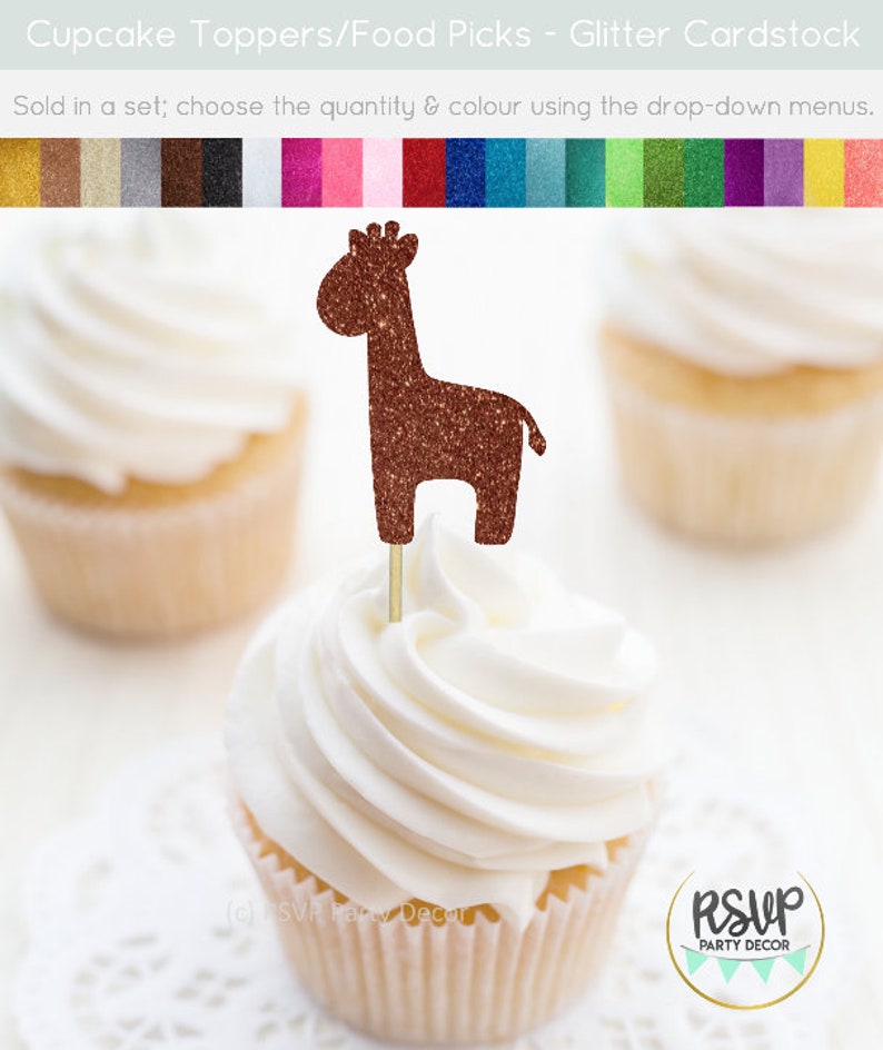 Pu&ograve; includere: Topper per cupcake a forma di giraffa con glitter marrone. Il topper &egrave; su un cupcake con glassa bianca. Il cupcake &egrave; su un pizzo bianco. Lo sfondo &egrave; sfocato.