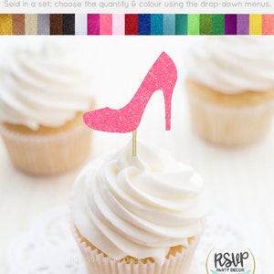 K&ouml;nnte beinhalten: Rosa glitzernder Cupcake-Topper in Form eines High-Heel-Schuhs. Wird im Set verkauft, w&auml;hlen Sie die Menge und Farbe &uuml;ber die Dropdown-Men&uuml;s. RSVP Party Decor.