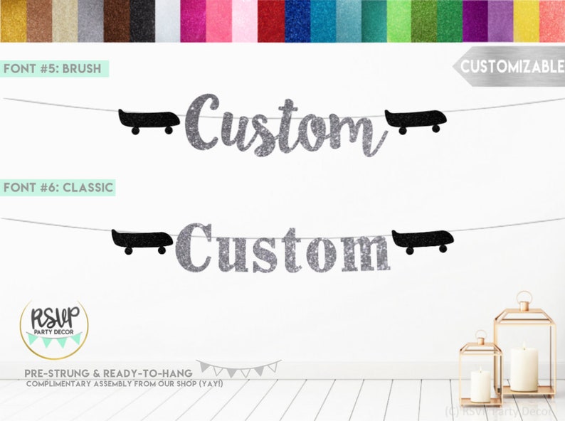 K&ouml;nnte beinhalten: Ein silberner Glitzerbanner mit dem Wort "Custom" in zwei verschiedenen Schriftarten. Der Banner ist mit schwarzen Papierschnitten von Skateboards bespannt. Der Banner ist vorgespannt und bereit zum Aufh&auml;ngen. Der Text "FONT #5: BRUSH" und "FONT #6: CLASSIC" ist oben im Bild sichtbar. Der Text "CUSTOMIZABLE" ist oben rechts im Bild sichtbar.