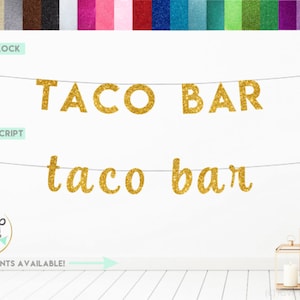 Pode incluir: Faixa de glitter dourado com as palavras "TACO BAR" em letras de bloco e "taco bar" em letras de escrita. A faixa está pendurada em uma parede branca. O texto "FONT #1: BLOCK" e "FONT #2: SCRIPT" também é visível.