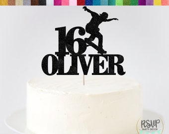 Puede incluir: Topper para pastel de cartulina negra con purpurina con una silueta de una persona haciendo skateboard y el texto "16 OLIVER".
