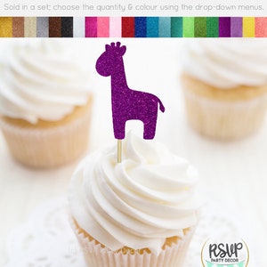 Pu&ograve; includere: Topper per cupcake a forma di giraffa con glitter viola. Il topper &egrave; su un cupcake con glassa bianca. Il cupcake &egrave; su un pizzo bianco. Il testo "RSVP Party Decor" &egrave; visibile nell'angolo in basso a sinistra dell'immagine. Il testo "RSUP Party Decor" &egrave; visibile nell'angolo in basso a destra dell'immagine.