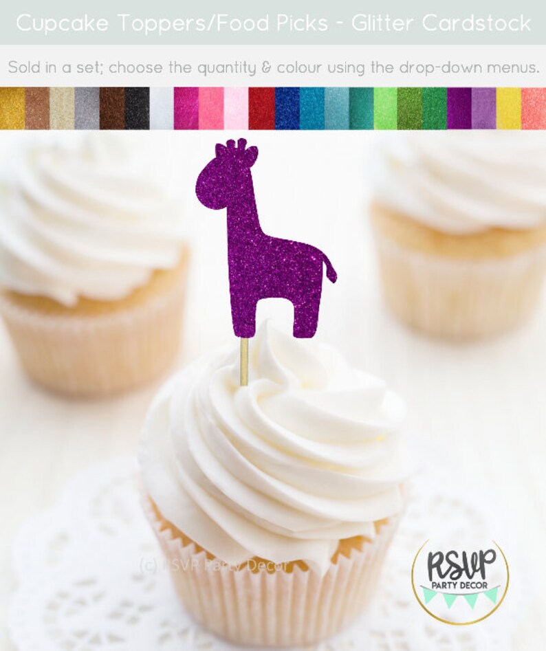 Pu&ograve; includere: Topper per cupcake a forma di giraffa con glitter viola. Il topper &egrave; su un cupcake con glassa bianca. Il cupcake &egrave; su un pizzo bianco. Il testo "RSVP Party Decor" &egrave; visibile nell'angolo in basso a sinistra dell'immagine. Il testo "RSUP Party Decor" &egrave; visibile nell'angolo in basso a destra dell'immagine.