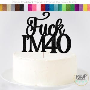 Pode incluir: Topper para bolo de cartão com glitter preto com o texto "Fuck I'm 40".