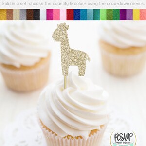 Pu&ograve; includere: Topper per cupcake a forma di giraffa con glitter dorati. Il topper &egrave; su un cupcake bianco con glassa bianca. Il cupcake &egrave; su un pizzo bianco. Il testo "RSVP Party Decor" &egrave; visibile nell'angolo in basso a sinistra dell'immagine. Il testo "RSVP Party Decor" &egrave; visibile in un cerchio nell'angolo in basso a destra dell'immagine.