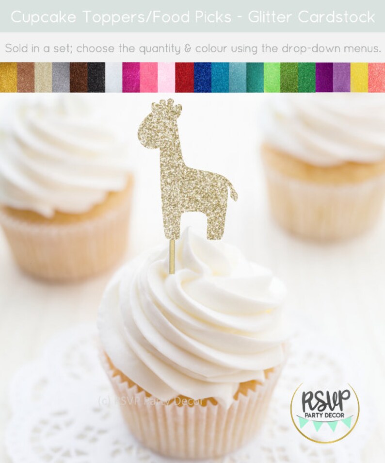 Pu&ograve; includere: Topper per cupcake a forma di giraffa con glitter dorati. Il topper &egrave; su un cupcake bianco con glassa bianca. Il cupcake &egrave; su un pizzo bianco. Il testo "RSVP Party Decor" &egrave; visibile nell'angolo in basso a sinistra dell'immagine. Il testo "RSVP Party Decor" &egrave; visibile in un cerchio nell'angolo in basso a destra dell'immagine.