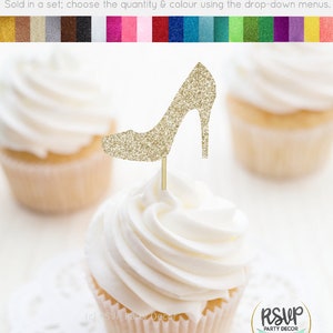 K&ouml;nnte beinhalten: Goldener Glitzer-High-Heel-Kuchentopper. Der Topper befindet sich auf einem wei&szlig;en Cupcake mit wei&szlig;em Frosting. Der Cupcake steht auf einer wei&szlig;en Spitze. Der Text "RSVP Party Decor" befindet sich auf einem goldenen runden Aufkleber.