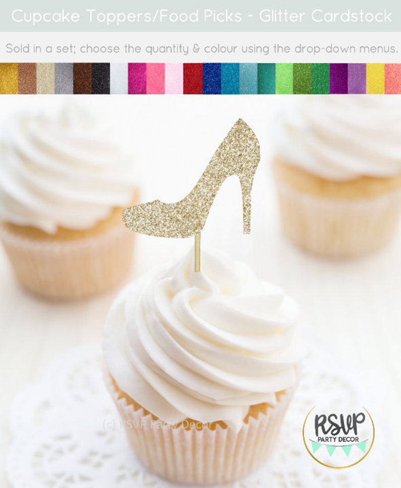 K&ouml;nnte beinhalten: Goldener Glitzer-High-Heel-Kuchentopper. Der Topper befindet sich auf einem wei&szlig;en Cupcake mit wei&szlig;em Frosting. Der Cupcake steht auf einer wei&szlig;en Spitze. Der Text "RSVP Party Decor" befindet sich auf einem goldenen runden Aufkleber.