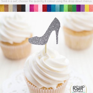 K&ouml;nnte beinhalten: Silberner Glitzer-High-Heel-Kuchentopper. Der Topper befindet sich auf einem Cupcake mit wei&szlig;em Frosting. Der Cupcake steht auf einer wei&szlig;en Serviette. Der Hintergrund ist wei&szlig;. Der Text auf dem Bild lautet "RSVP Party Decor".